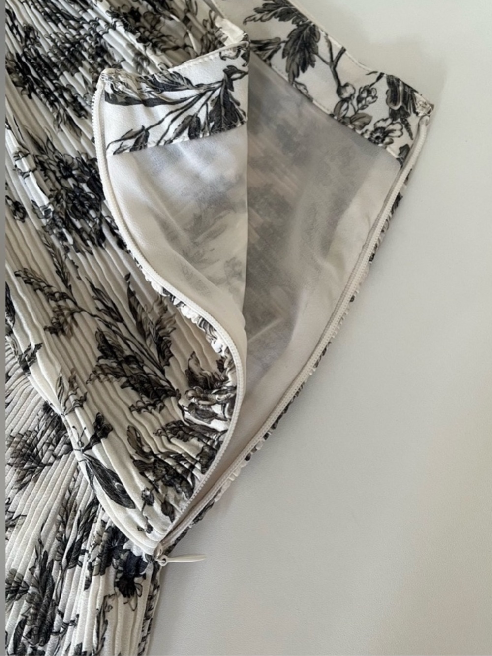 Express Charcoal Black And White Floral Pleated Ruched A-Line Flowy Mini Skirt - Picture 4 of 5